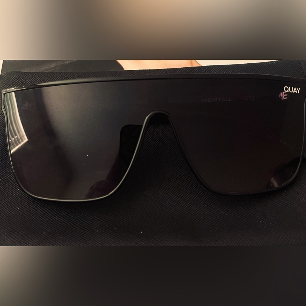 Never worn QUAY “NIGHTFALL” black sunnies